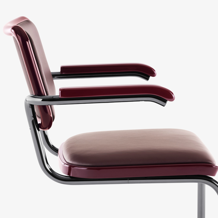 JS. THONET S 64 P SERIOUS 02 | Buche dunkelrot Hochglanzlack | Seitenansicht nah