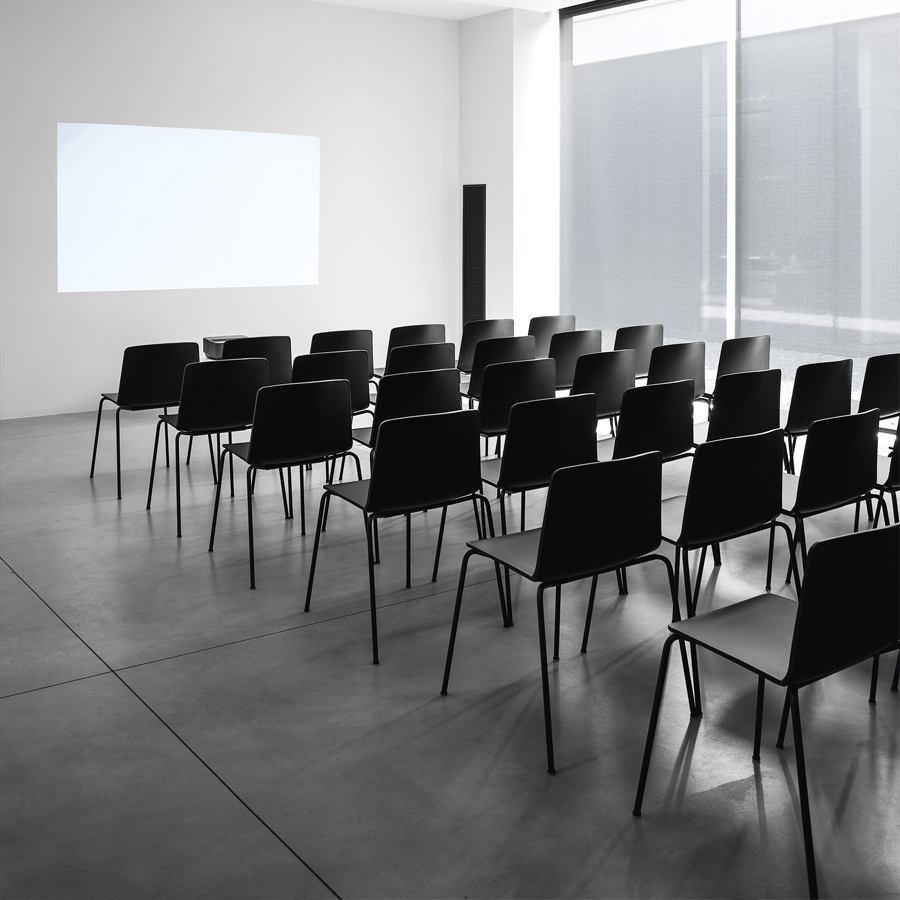 Kristalia RAMA Stuhl mit Vierfußgestell schwarz