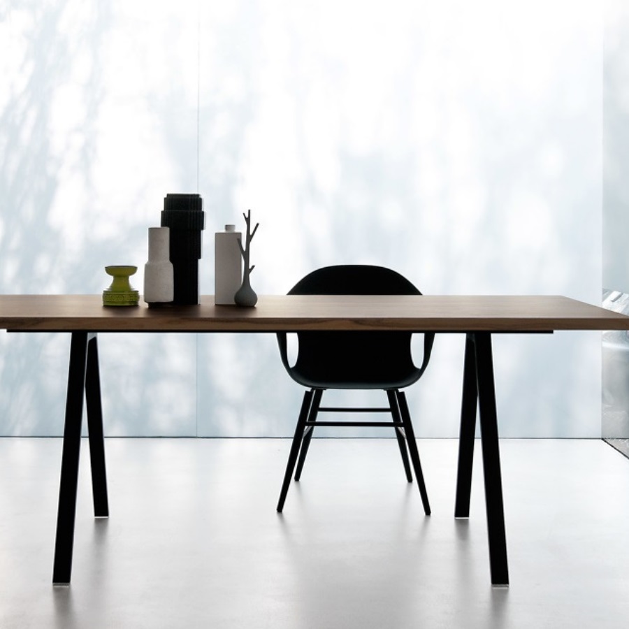 Kristalia ELEPHANT Stuhl mit Holzgestell schwarz am Tisch