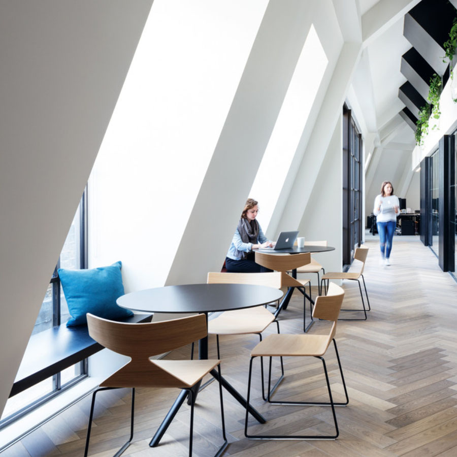 Arper SAYA 3702 Holz mit Kufengestell schwarz