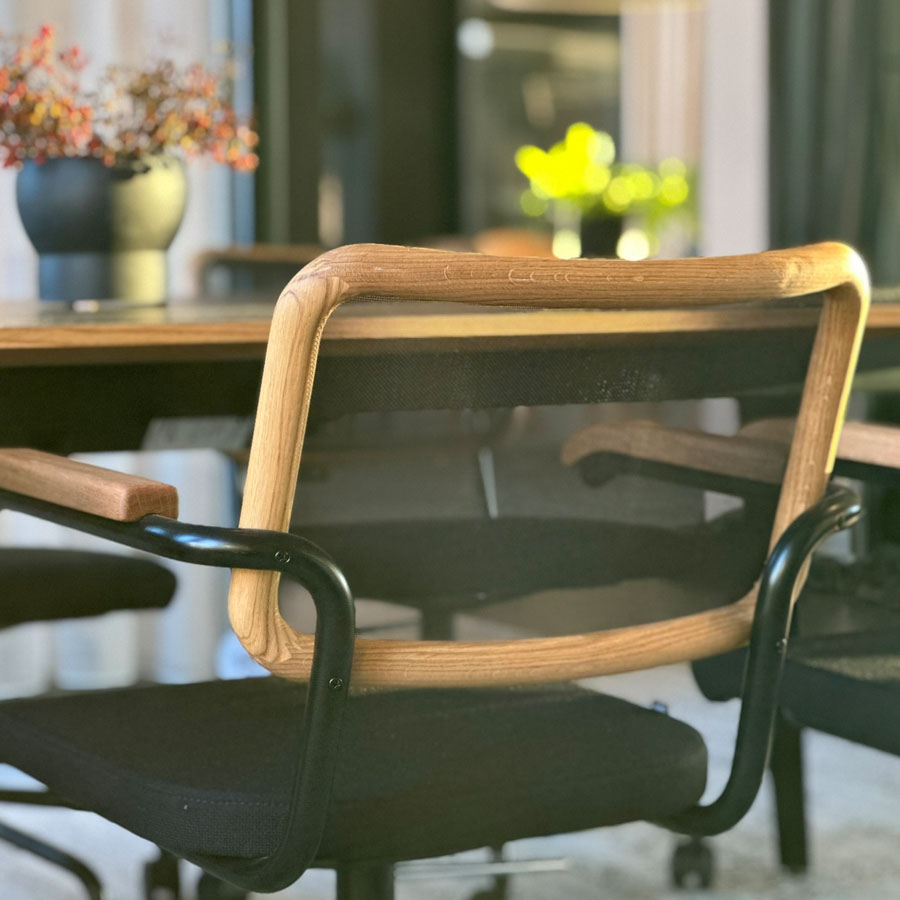 THONET Drehsessel S 64 SPVNDR Drehsessel mit Armlehnen | Sitz gepolstert | Gestell schwarz