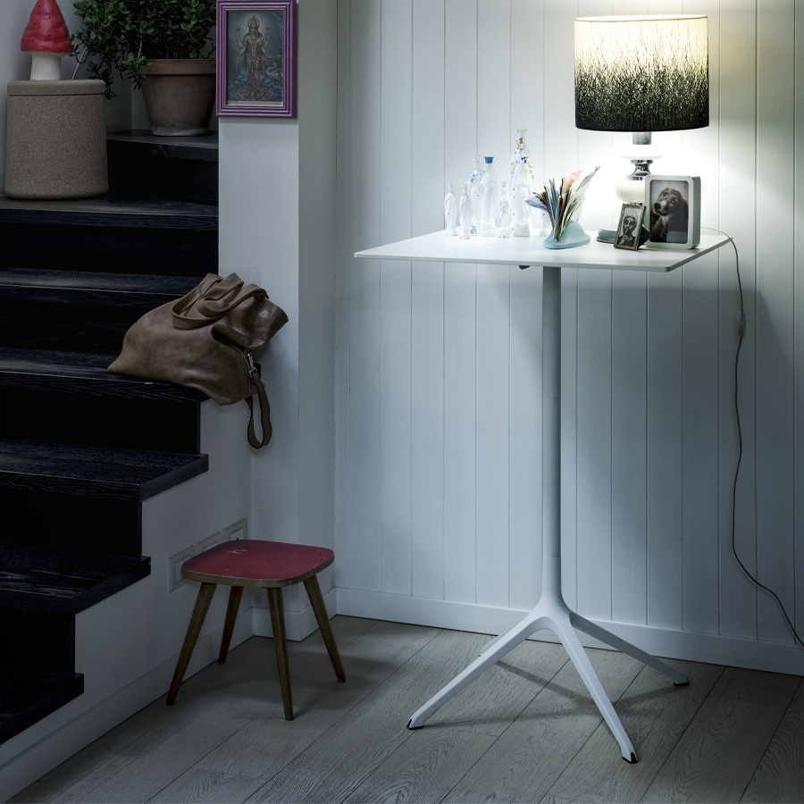 Kristalia Elephant Tisch mit weißer quadratischer Laminatplatte Gestell weiß