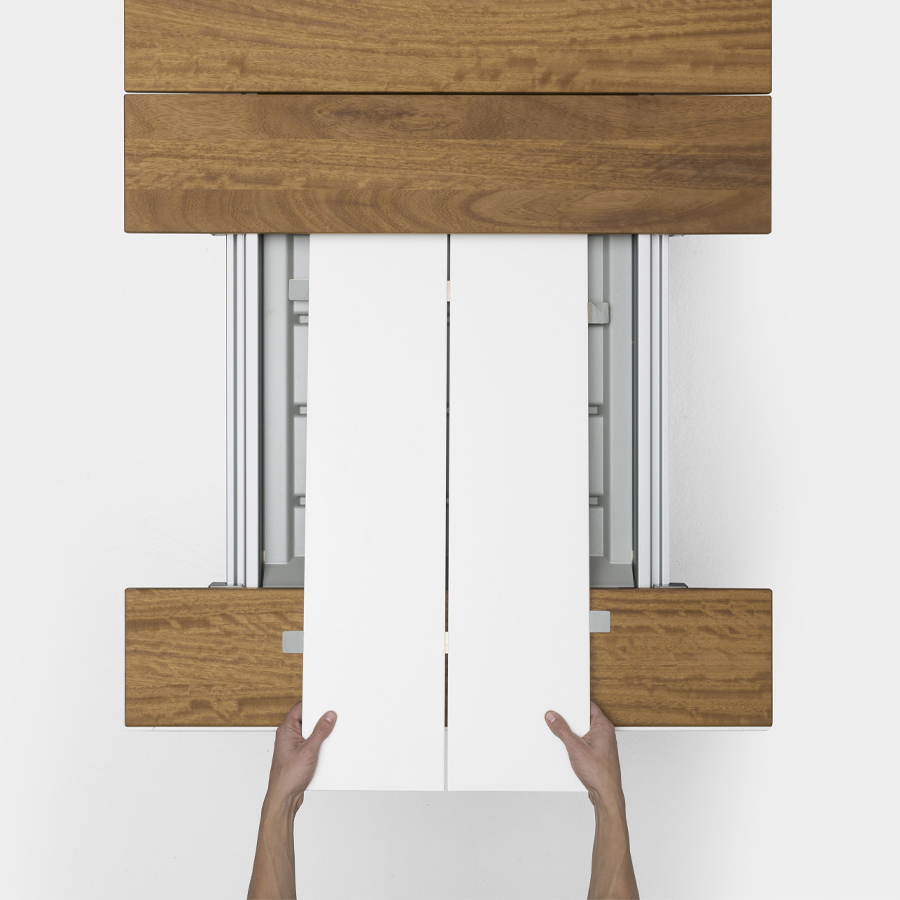 Kristalia Maki | Outdoor Tisch | Slatted Teakholz Platte | Erweiterungsplatten weiß im Staufach