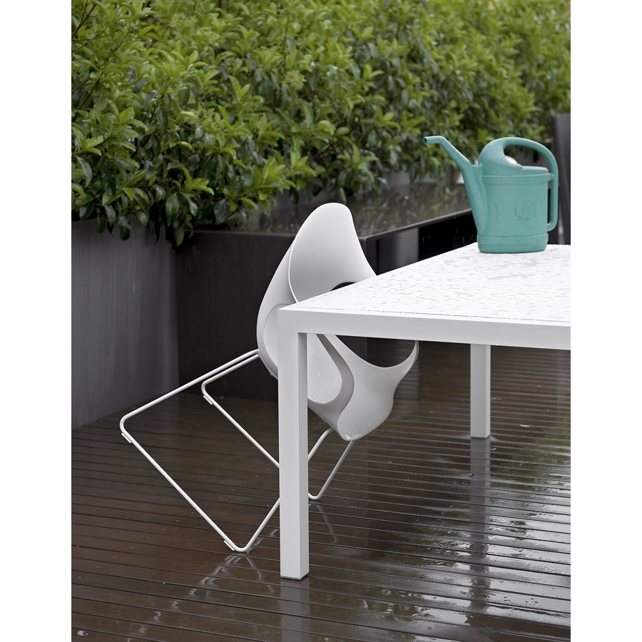 Kristalia ELEPHANT Stuhl weiß mit Kufengestell weiß im Außenbereich