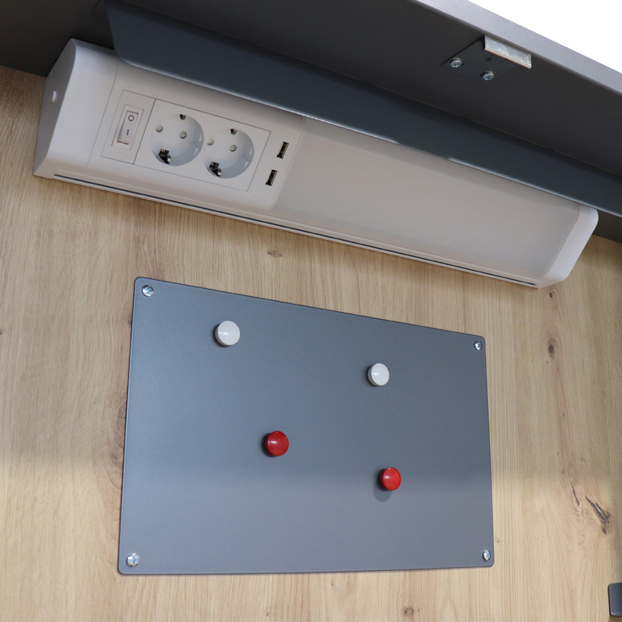 Wandschreibtisch Asteiche-grau - geöffnet - Magnettafel mit Lampe/Steckdosen