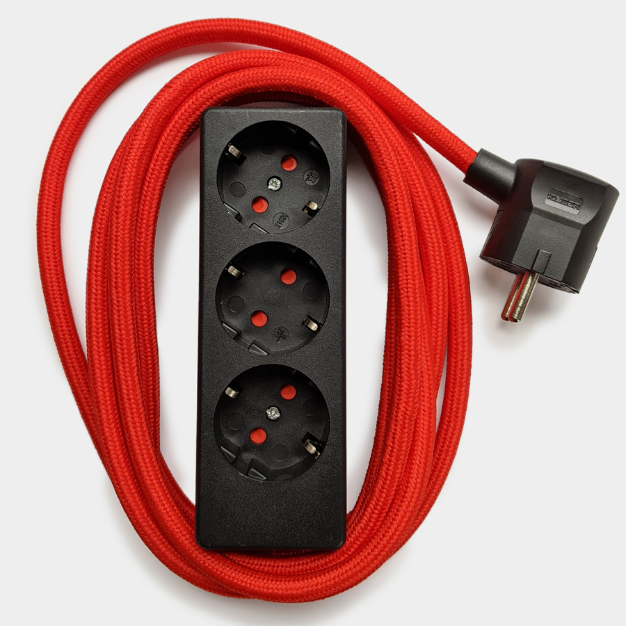 Steckdose schwarz, Kabel rot