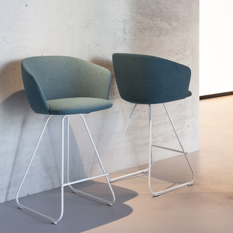 lapalma GLOVE Barhocker gepolstert mit Kufengestell