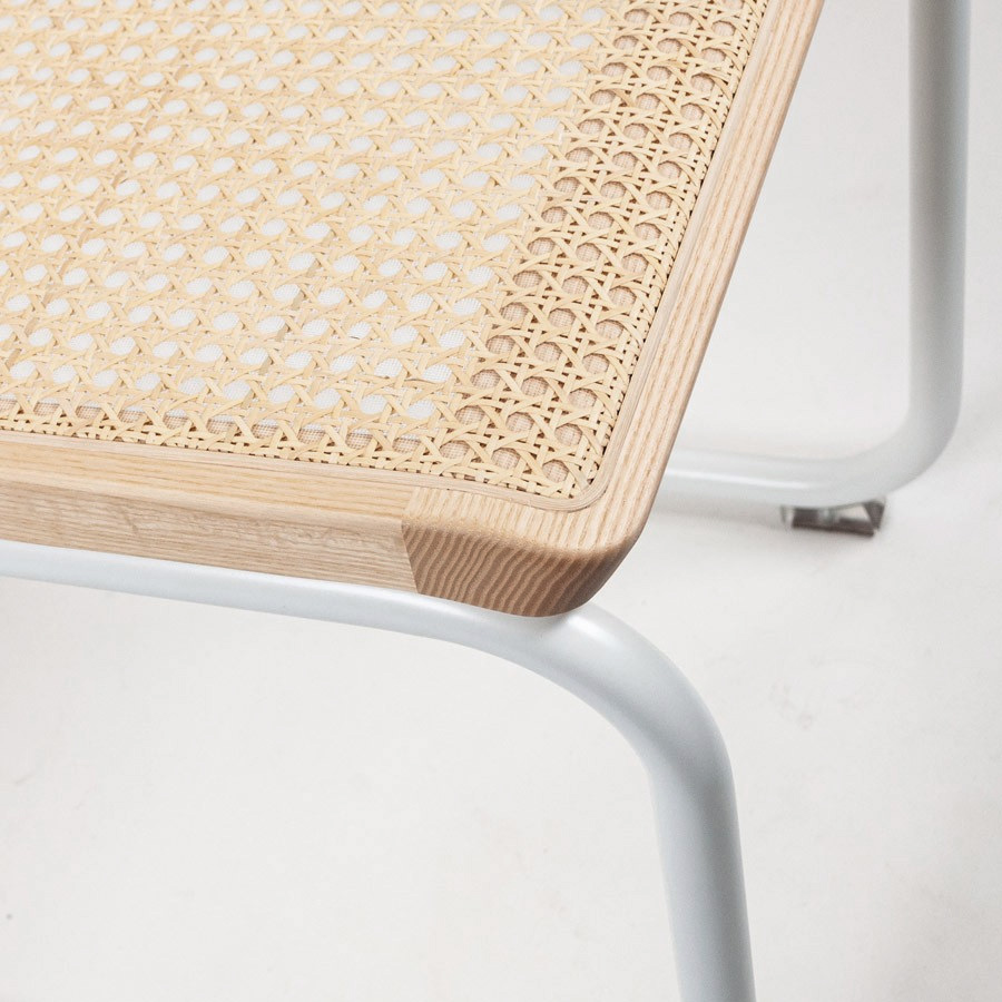 THONET S 32 V | Esche Pure Materials | Stahlrohr-Freischwinger | Gestell weiß