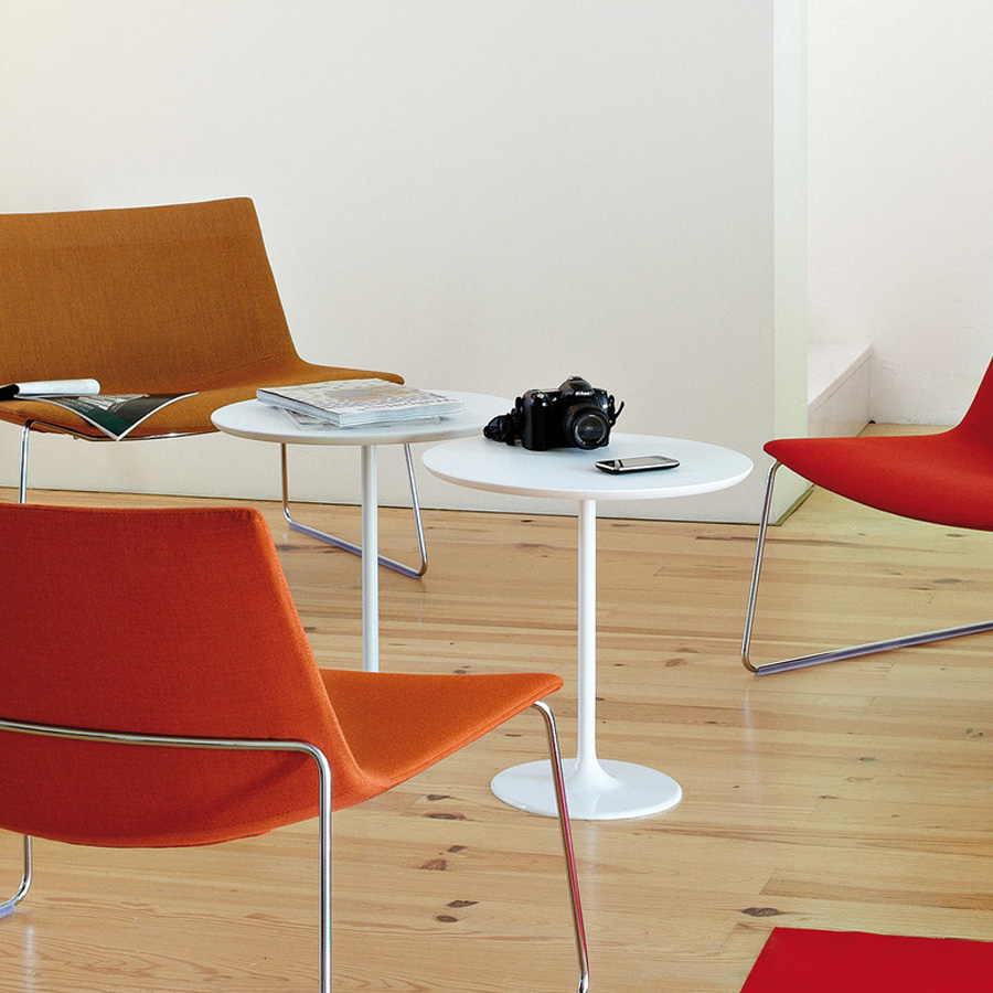 Arper DIZZIE Beistelltisch Platte weiß (hier Ausführung rund) - Beispielbild