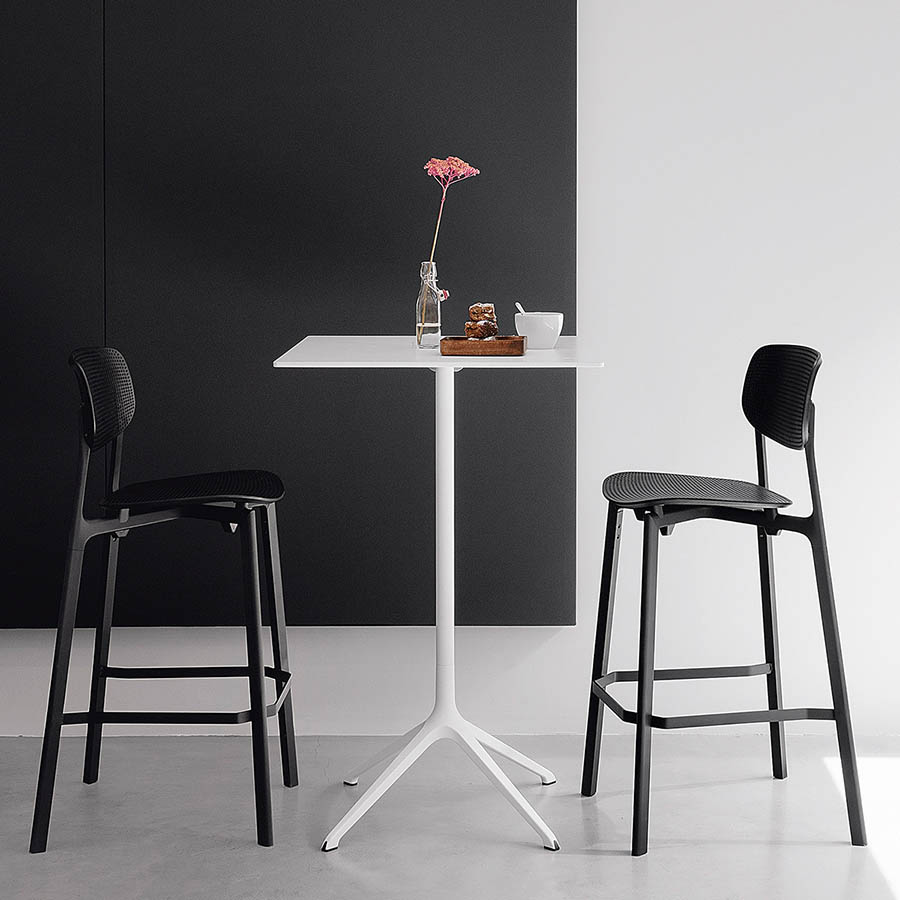 Kristalia COLANDER Barhocker Moodbild Ambiente Black White