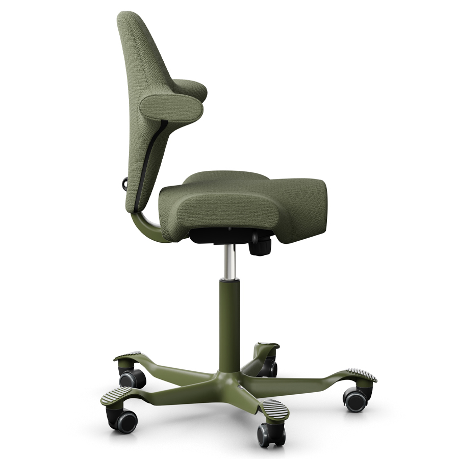 HAG Capisco 8106 mit Designstoff Sirdal in Grün - Gestell Moss grey - Seite