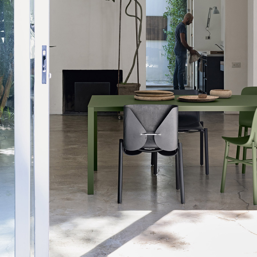 Kristalia Thin-K Aluminium Esstisch - Beispielbild