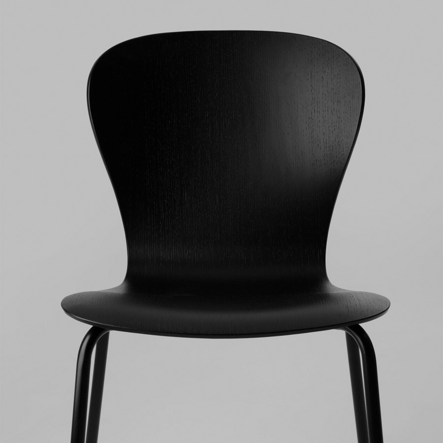 THONET S 220 Formholz-Stuhl | Edelholz Eiche schwarz | Frontansicht