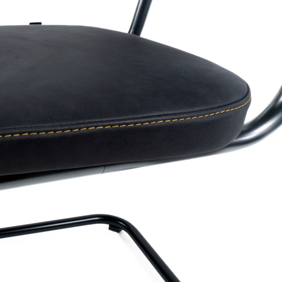 THONET Stahlrohr-Freischwinger S 64 PV | Polstersitz Nubukleder schwarz | Nahansicht Sitz/Naht