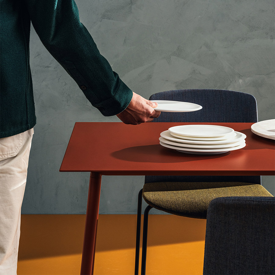 Arper Onemm Tischplatte rot, Gestell Stahl, rot lackiert