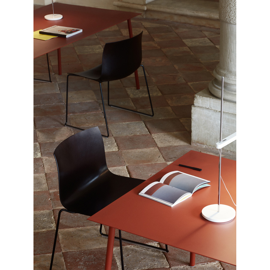 Arper Catifa Carta 3135 mit Kufengestell Schale Graphite und Gestell Farbe Schwarz