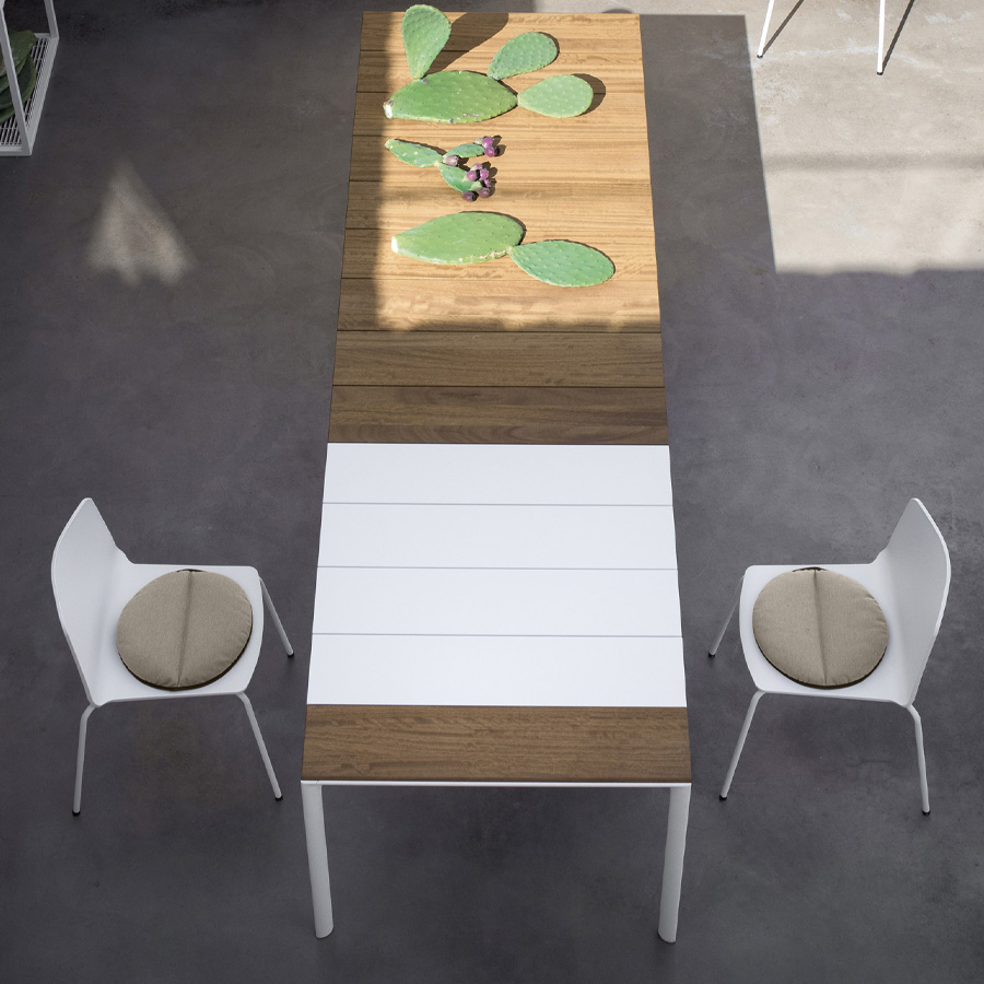 Kristalia Maki | Outdoor Tisch | Slatted Teakholz Platte | Erweiterungsplatten weiß