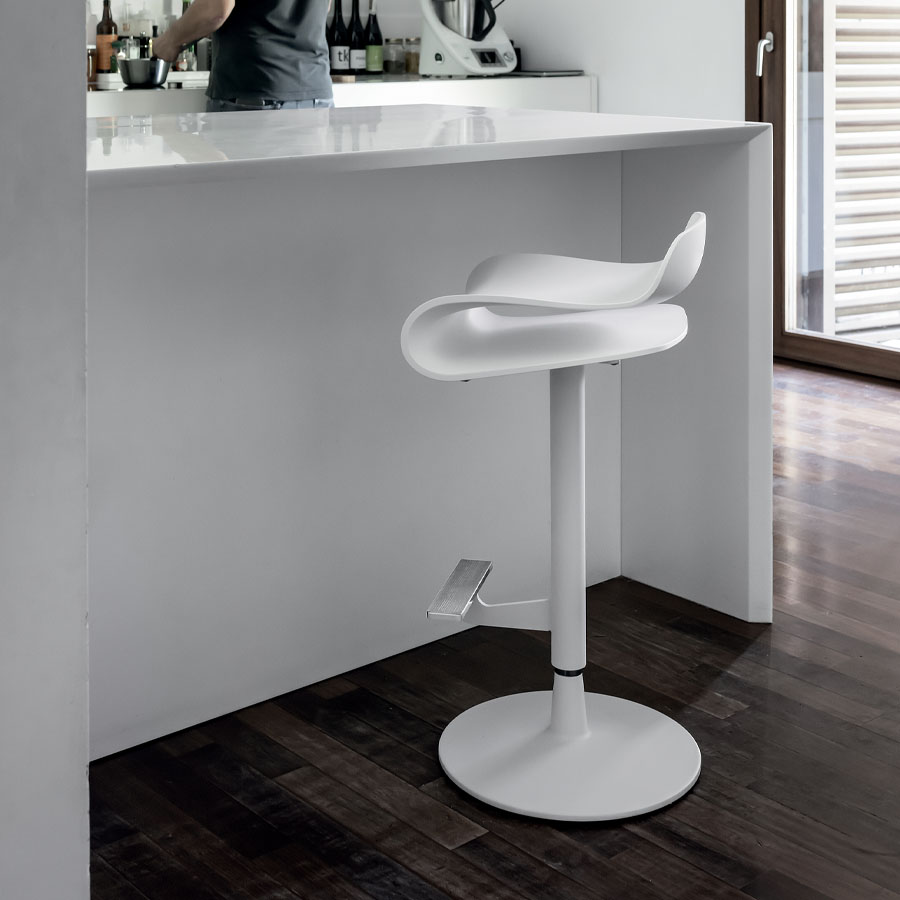 Kristalia BCN Barhocker höhenverstellbar - Beispielbild - Gestell weiß