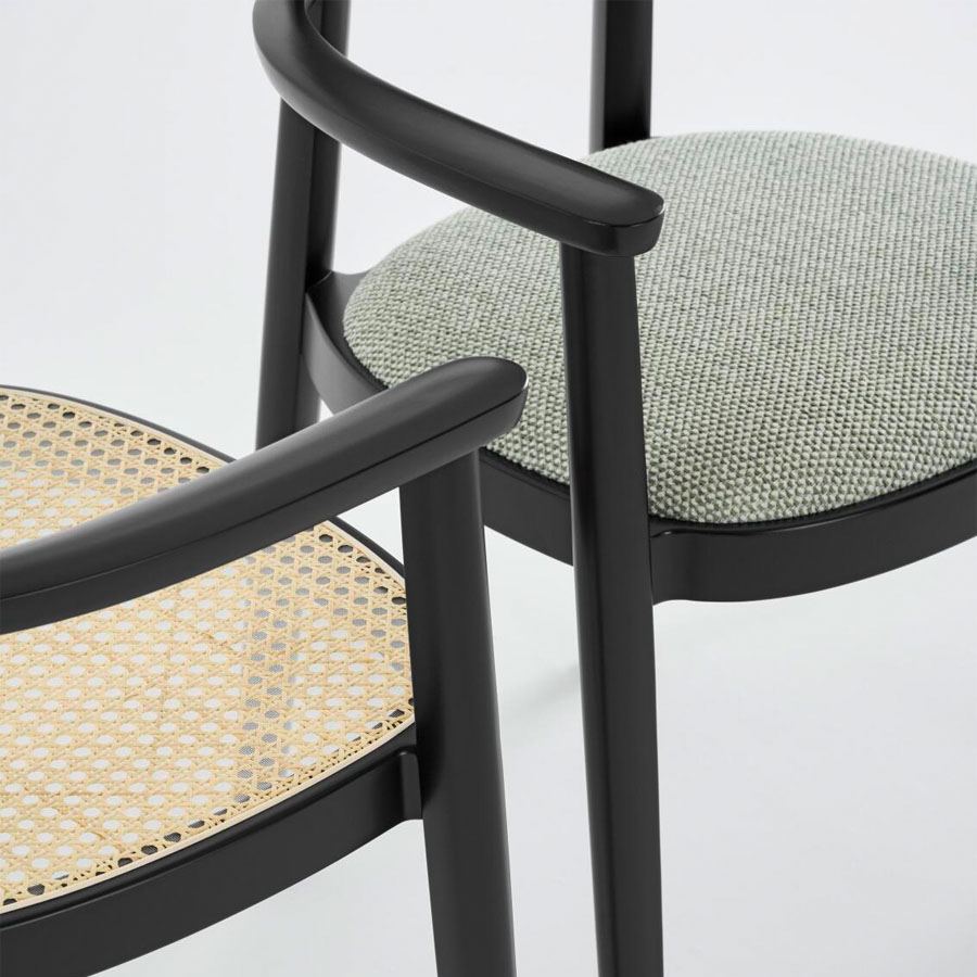 THONET 118-Reihe Holzstuhl mit Armlehnen | Beispielbild Sitzbezug Sahco Safire 006