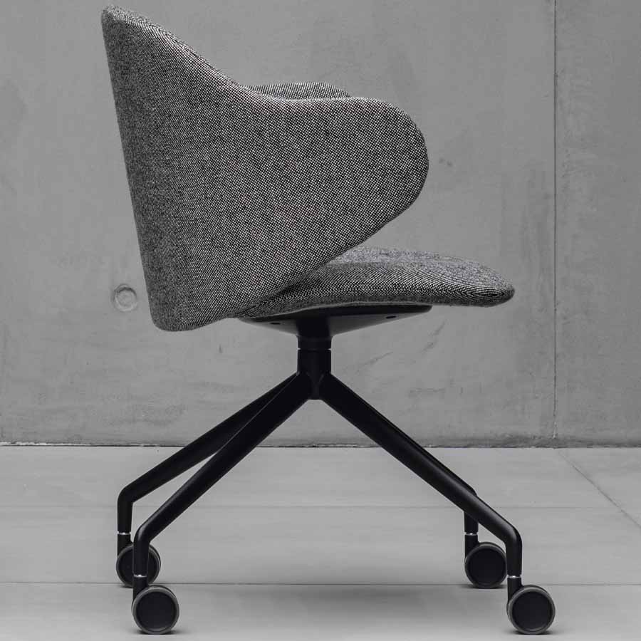 Kristalia Dua Vierfußgestell mit Rollen schwarz mit Armlehnen - Seite