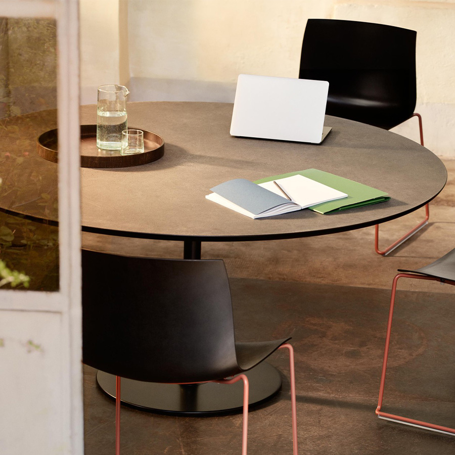 Arper DIZZIE Esstisch Höhe 74 cm schwarz