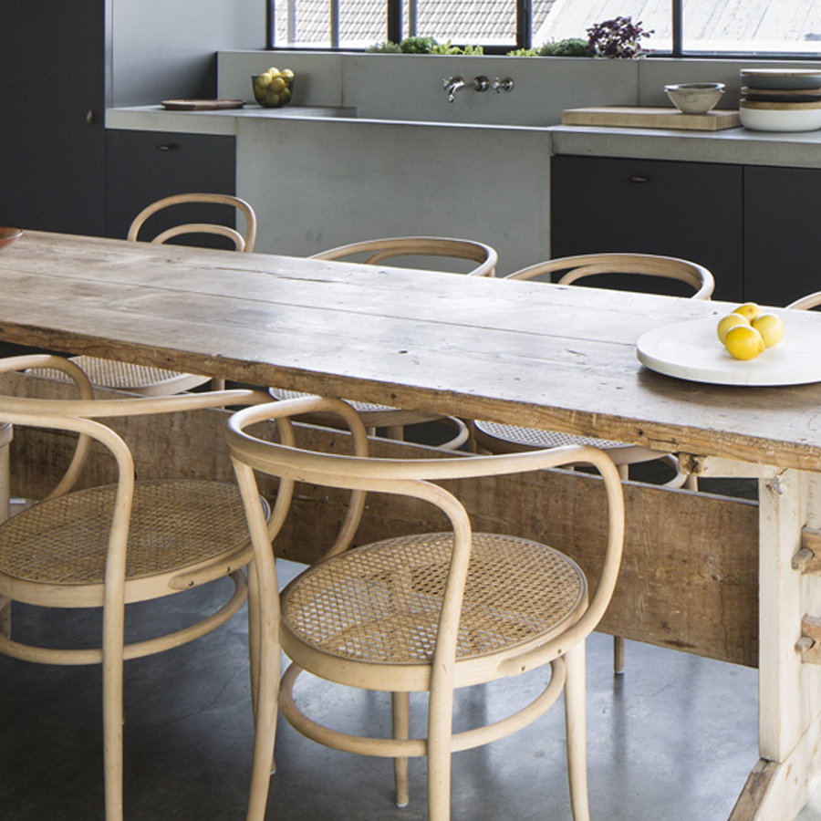 THONET 209 Bugholzarmlehnenstuhl Esche Pure Materials mit Rohrgeflecht-Sitz