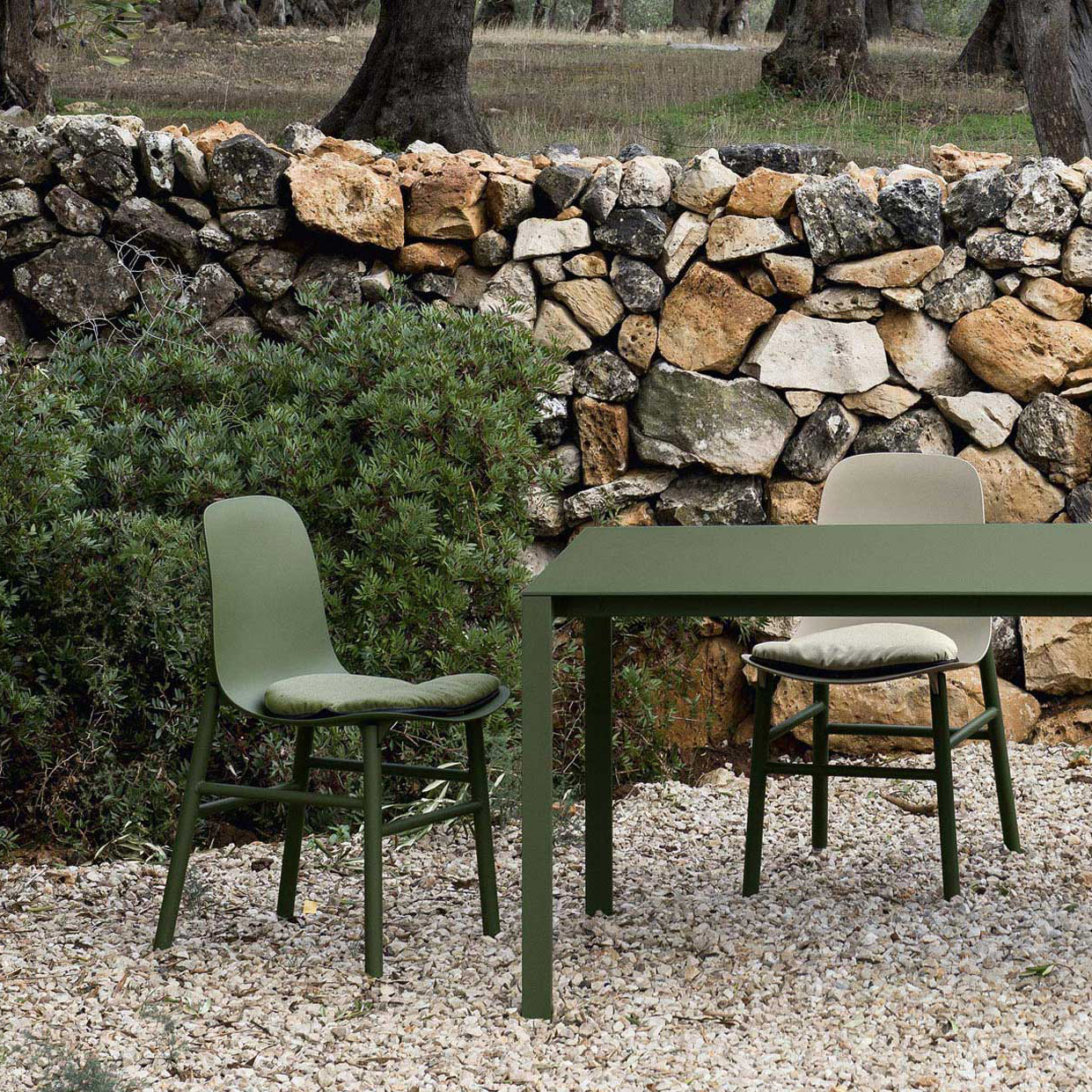 Kristalia Sharky Outdoor mit Aluminium Farbe Olivgrün Ambiente 3