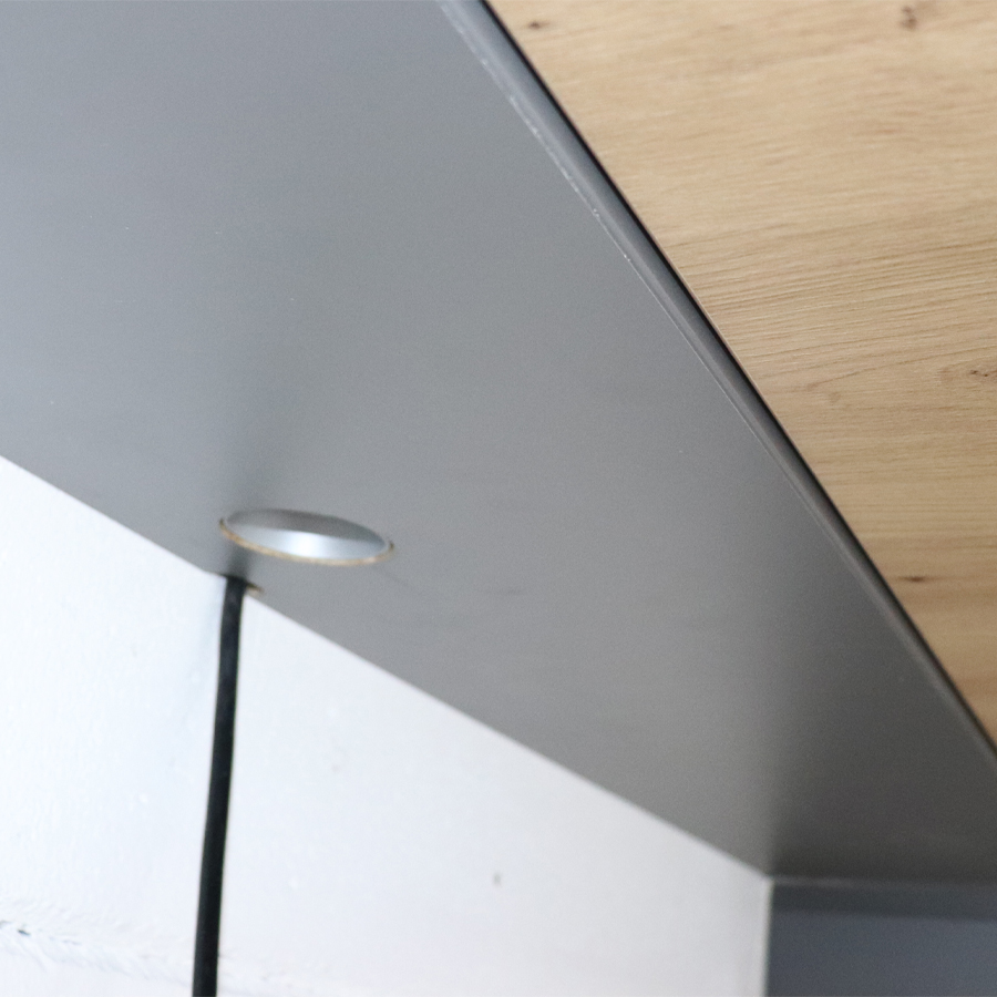 Wandschreibtisch Asteiche-grau - geöffnet - Kabeldurchlass von unten