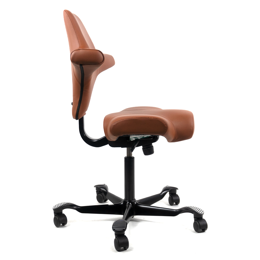 HAG Capisco 8106 - Leder Paloma Soft 5504 coffee - Gestell schwarz - Sitzfläche ganz vorne