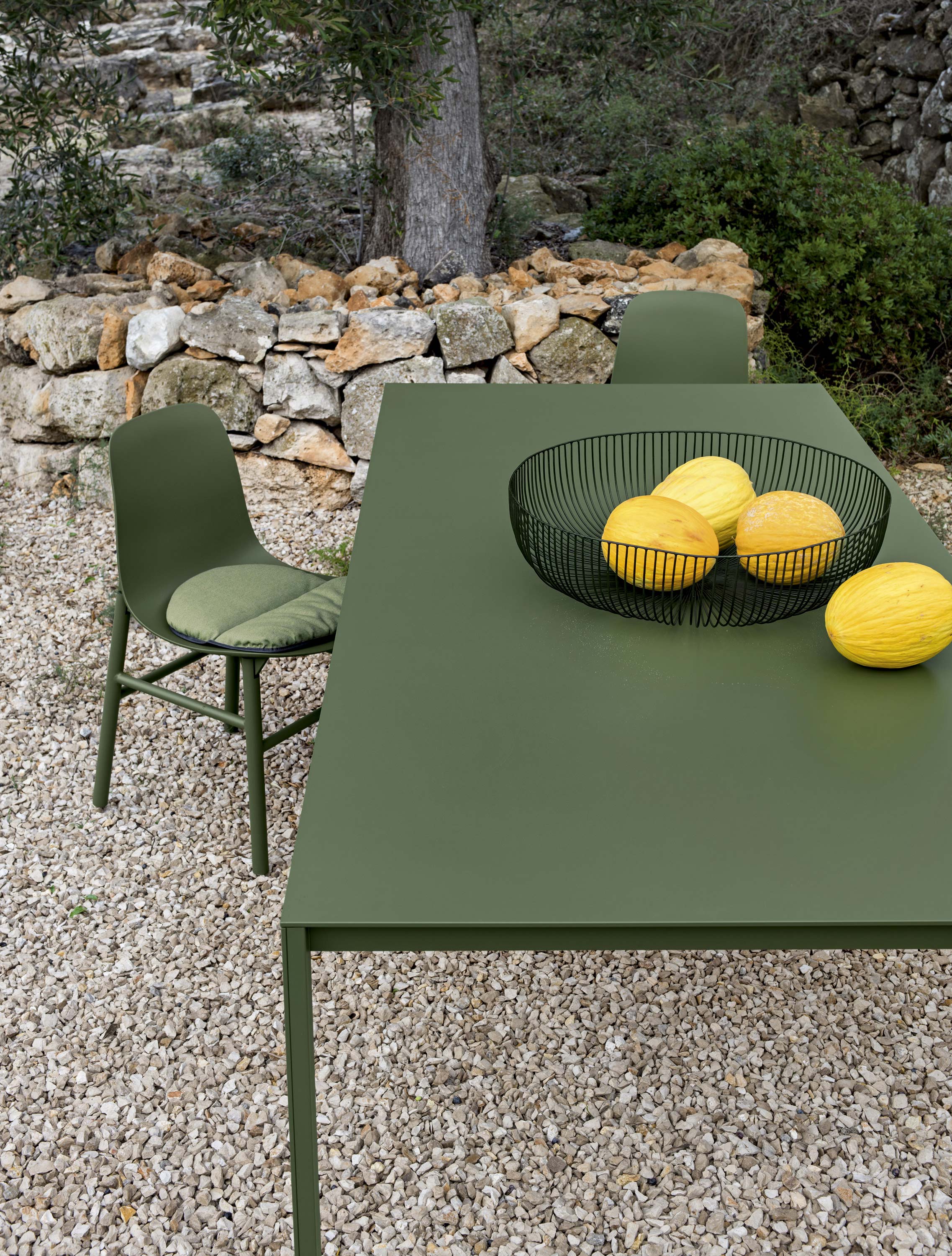 Kristalia Sharky Outdoor mit Aluminium Farbe Olivgrün Ambiente 2