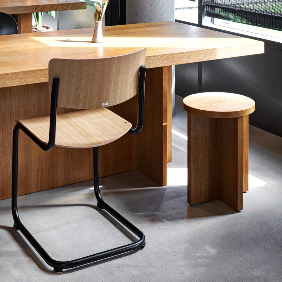 THONET Stahlrohr-Freischwinger S 43 Edelholz Eiche - Gestell schwarz