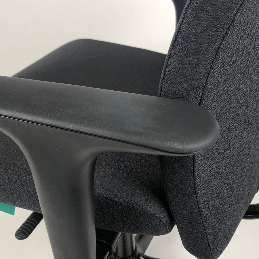 HAG Creed 6004 Bürostuhl mittelhohe Rückenlehne - Kratzer Armlehnen - Detailaufnahme