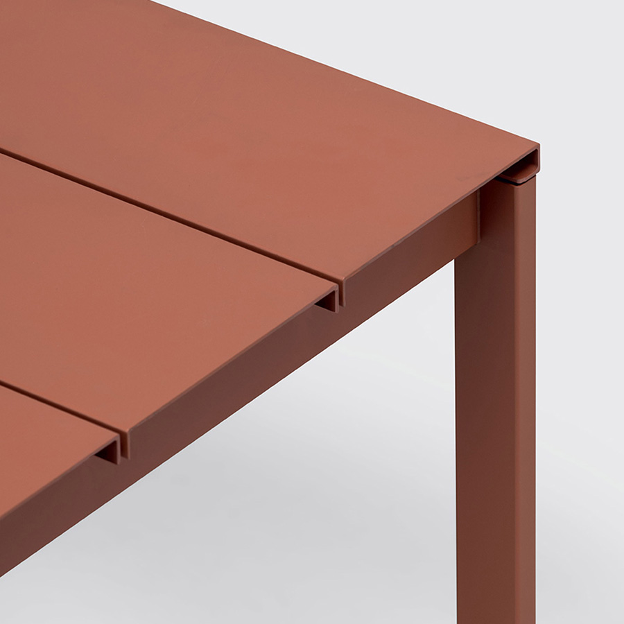 Kristalia be-Easy | Outdoor Tisch | Slatted Ausführung | Terracotta brown Metal