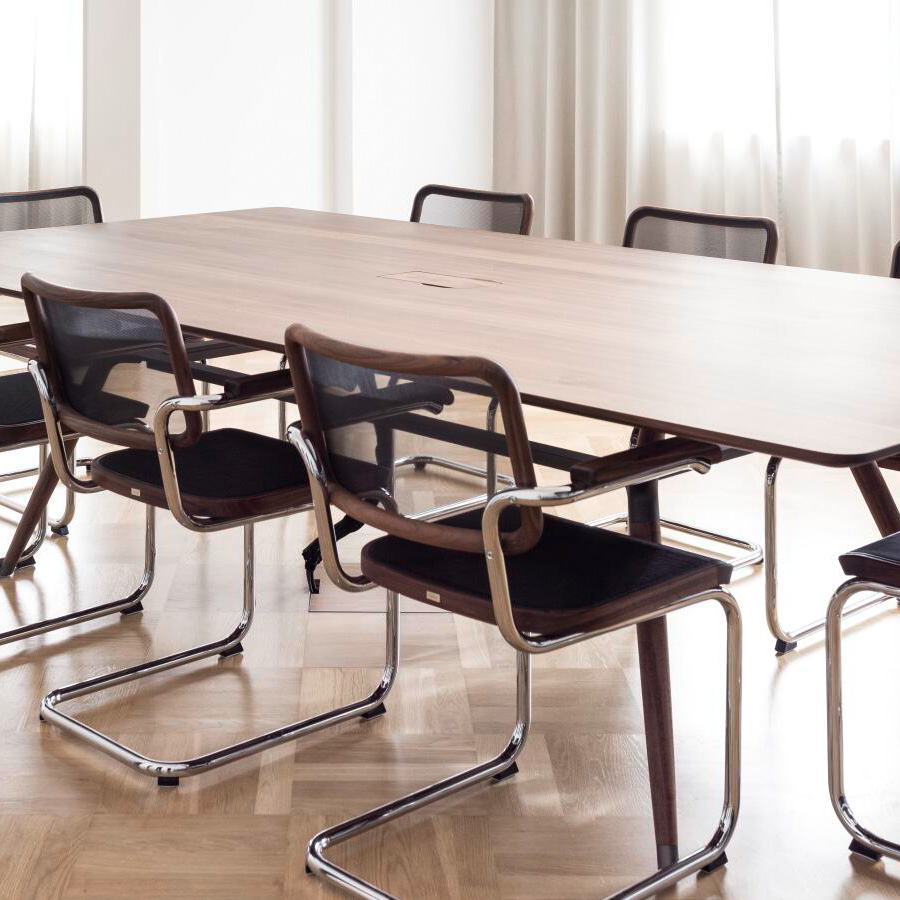 THONET Stahlrohr-Freischwinger mit Kunststoffnetzbespannung schwarz - Beispielbild (Ausführung mit Armlehne)