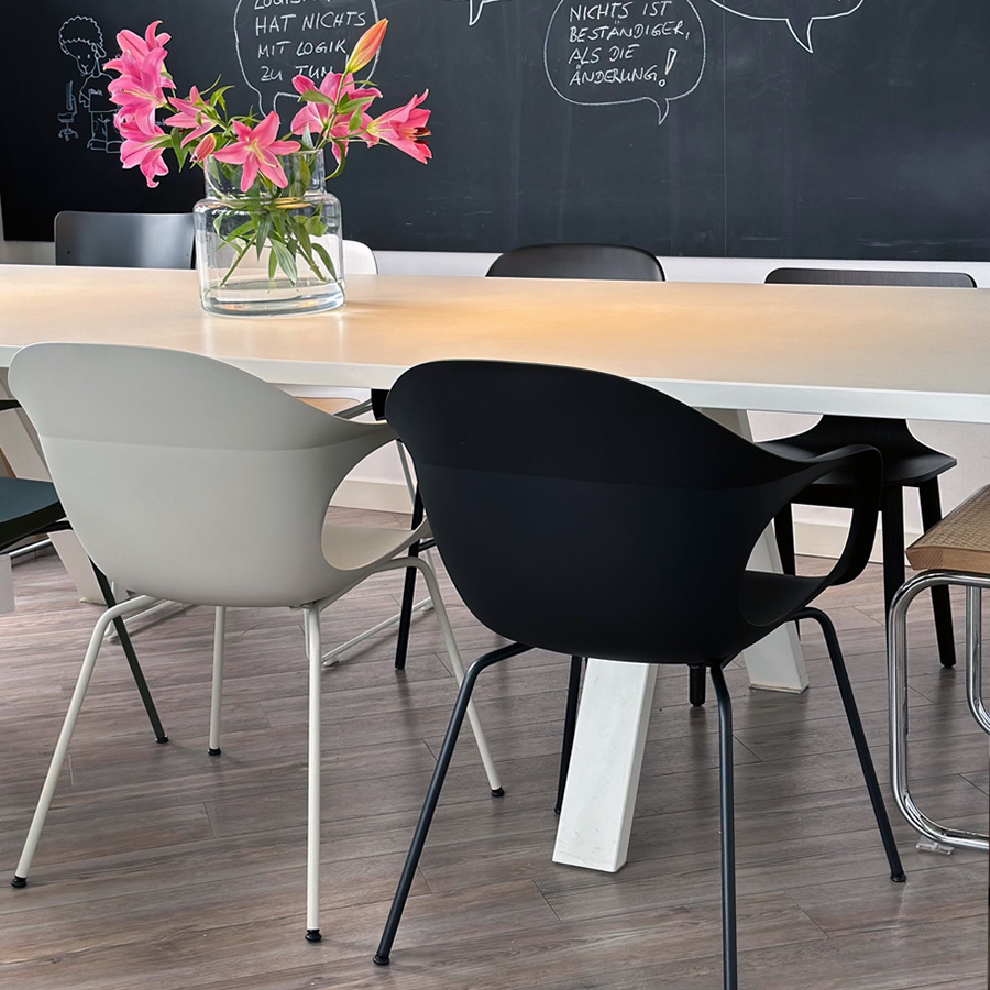 Kristalia ELEPHANTINO Stuhl mit Vierfußgestell Farbe elfenbein und graphit