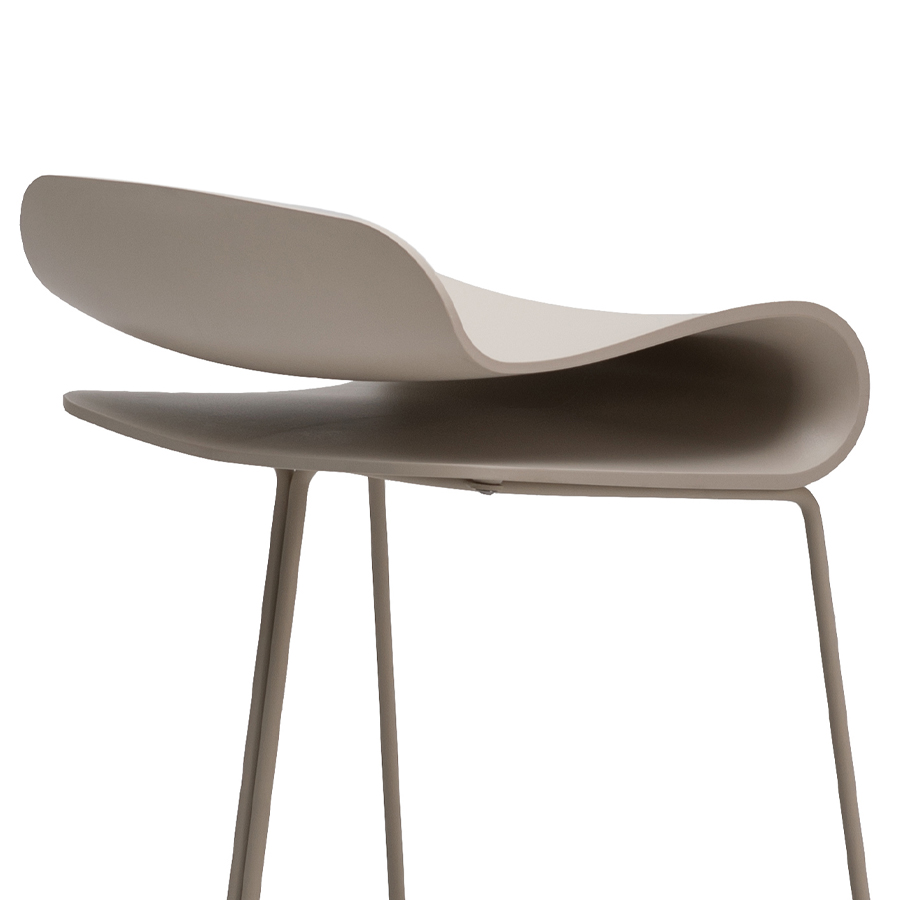 Kristalia BCN Barhocker mit Kufengestell beige - Nahaufnahme Sitz