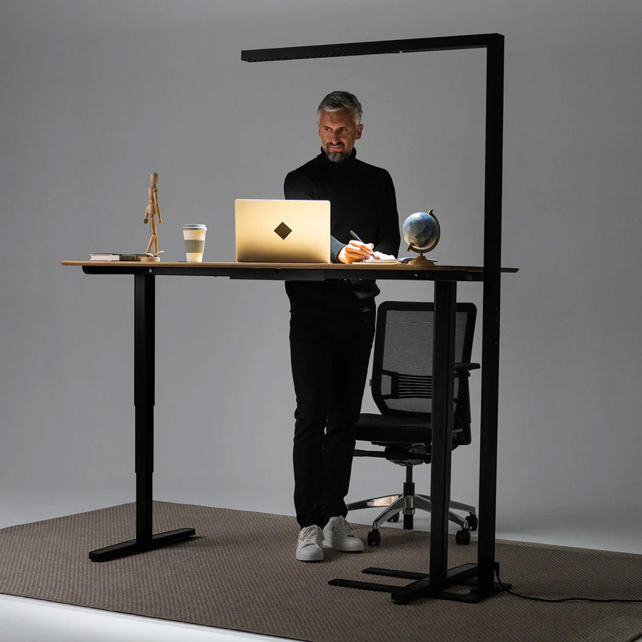 Yaasa Stehleuchte Lamp Pro mit Tisch Yaasa Desk Expert