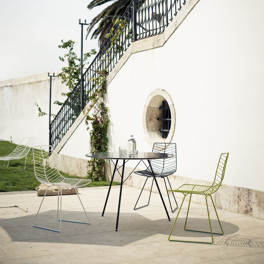 Arper Leaf 1816 Gartentisch mit Gestell Mokka