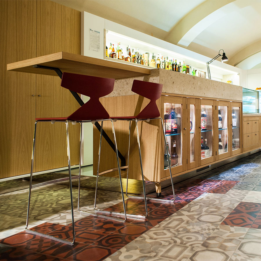 Arper Saya Barhocker mit Sitzschale in Holz Eiche natur und Gestell verchromt