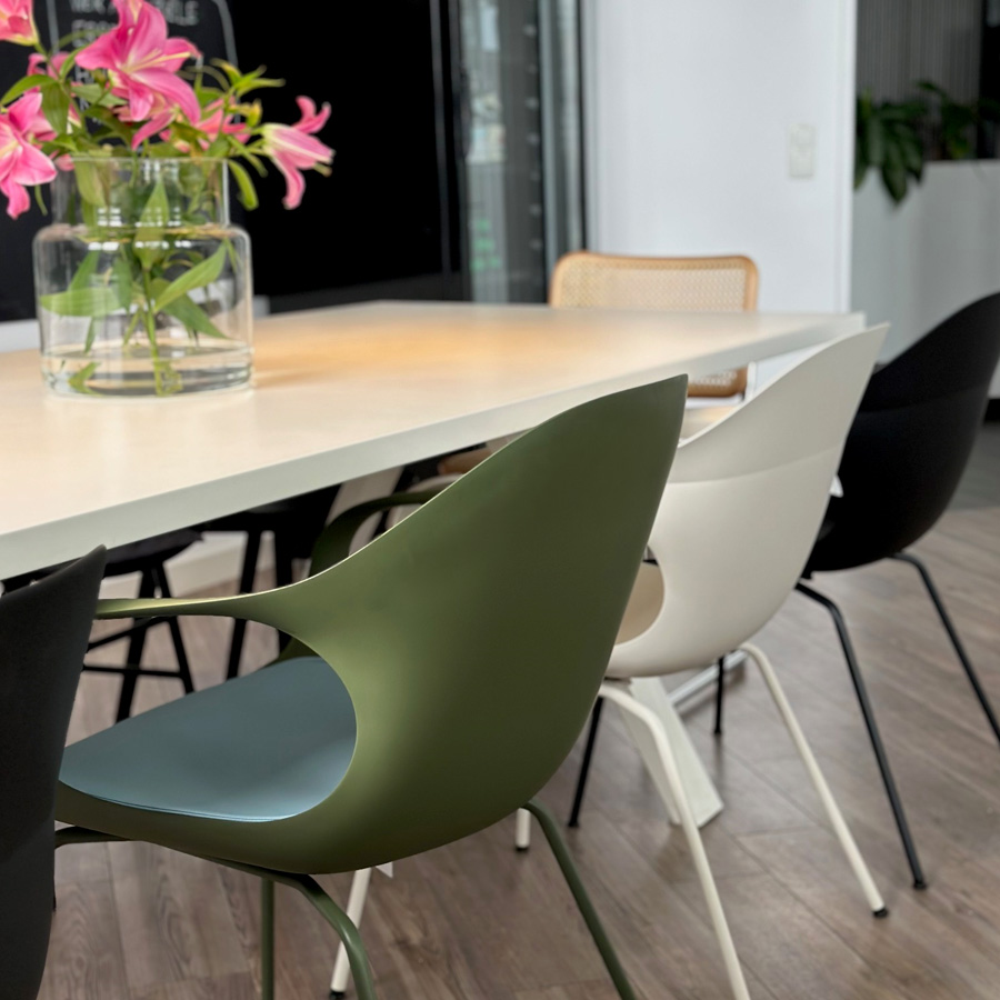 Kristalia ELEPHANT oliv und ELEPHANTINO Stuhl mit Vierfußgestell Farbe elfenbein und schwarz