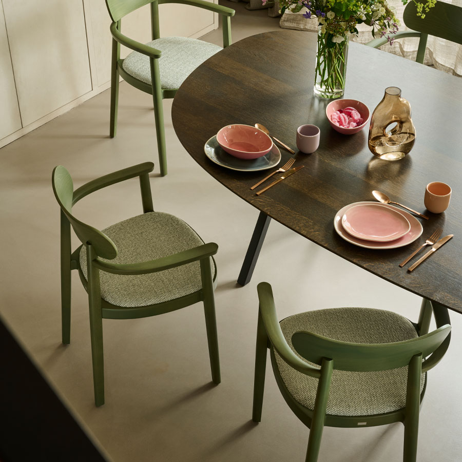 THONET 118 SPFV Holzstuhl mit Armlehnen | Gestell olivgrün | Sitz gepolstert | Stoff Sahco Safire 006