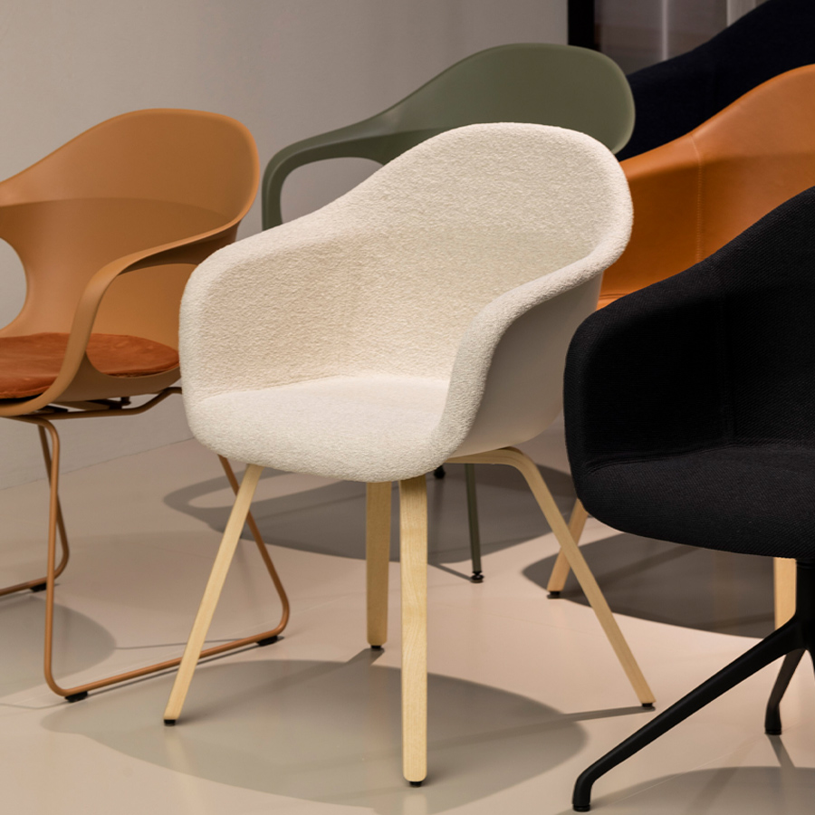 Kristalia ELEPHANTINO Stuhl Holzgestell | Schale gepolstert | Beispielbild