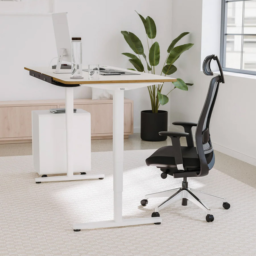 Yaasa Desk Pro Gestell weiß, Tischplatte Multiplex-Weiß und Cable Management Small/Medium