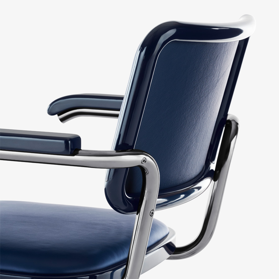 JS. THONET S 64 P SERIOUS 04 | Buche blau Hochglanzlack | Nahaufnahme