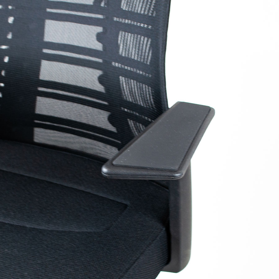 Interstuhl PUREis3 PU213 Bürostuhl schwarz mit Netzrücken - Nahaufnahme Fixe T-Armlehne