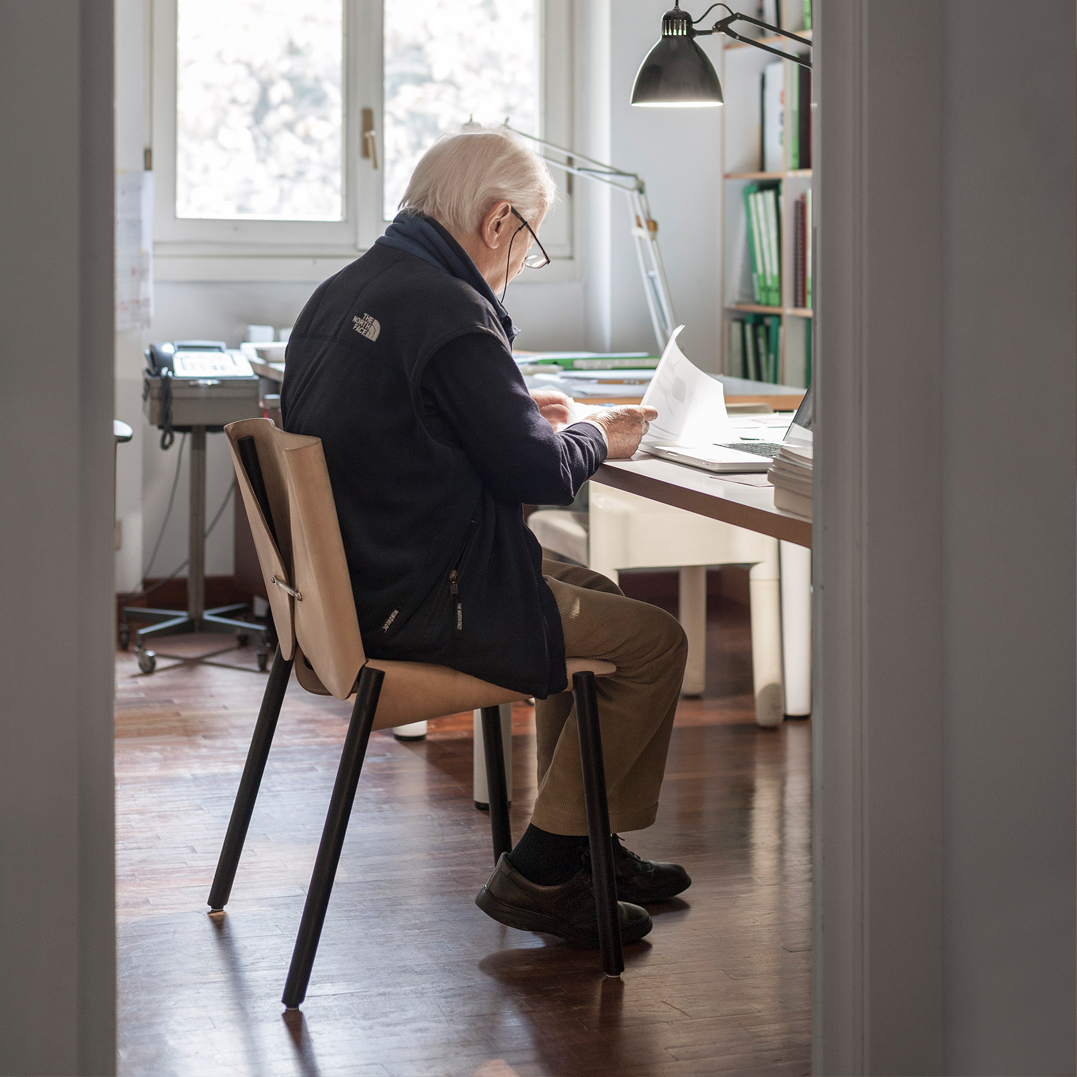 1085 Edition Kristalia Stuhl natur - Gestell schwarz gebeizt