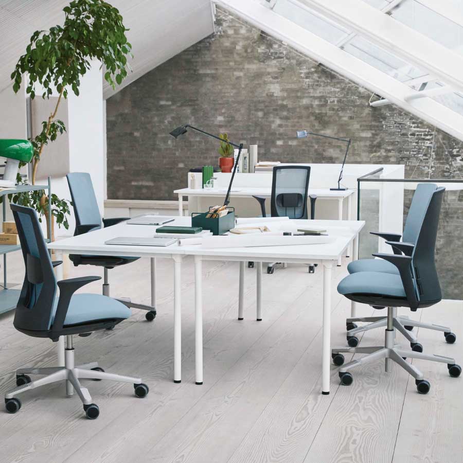 HAG Futu mit Polsterrücken Frost - Gestell silber - Beispielfoto