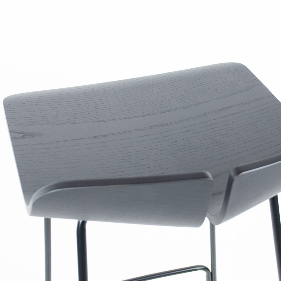 lapalma LINK Barhocker - Gestell schwarz - Sitz Holz schwarz offenporig - Detail Sitzfläche