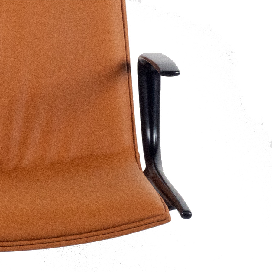 Arper CATIFA Up Leder Elmo soft mit Armlehnen - Nahaufnahme Farbe ES54035 (Cognac)