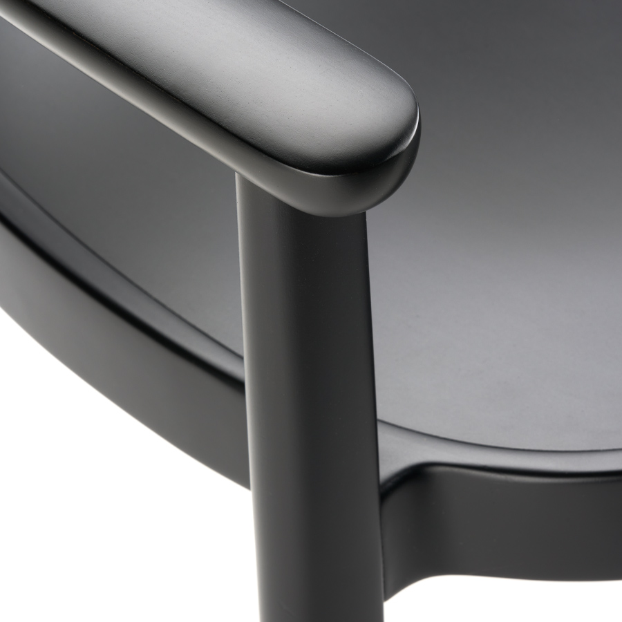 THONET 119 MF Holzstuhl mit Armlehnen und Muldensitz Buche gebeizt schwarz - Nahaufnahme Armlehne